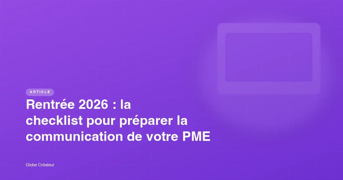 Bureau avec un calendrier de rentrée, un ordinateur portable et un carnet de notes