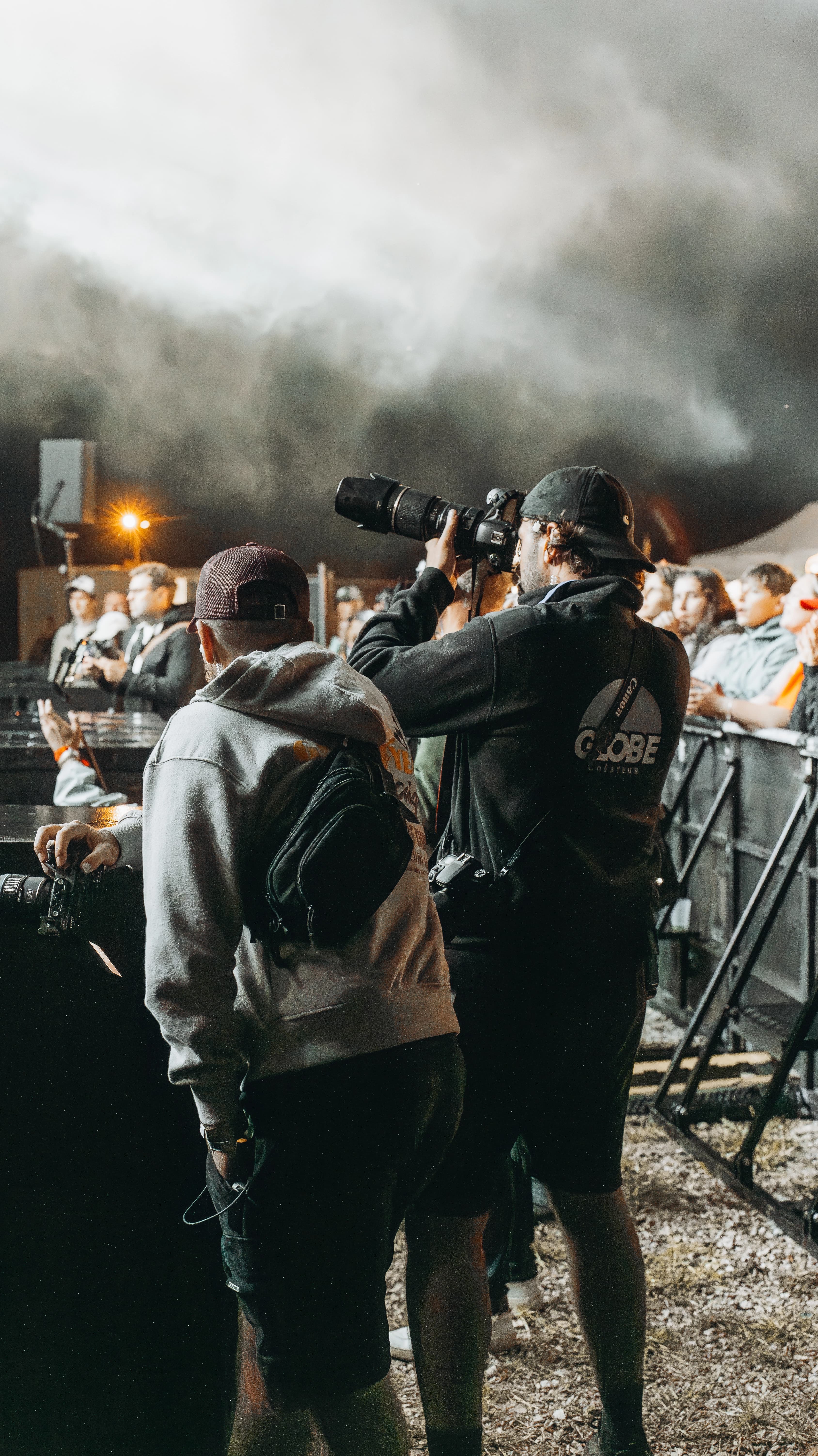 L'équipe Globe Créateur en shooting photo sur le terrain