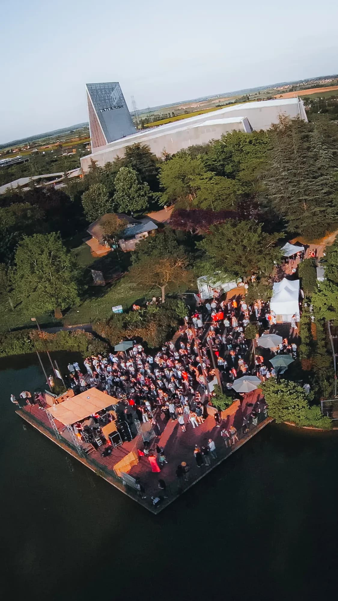 Vue drone d'un festival en plein air au bord de l'eau