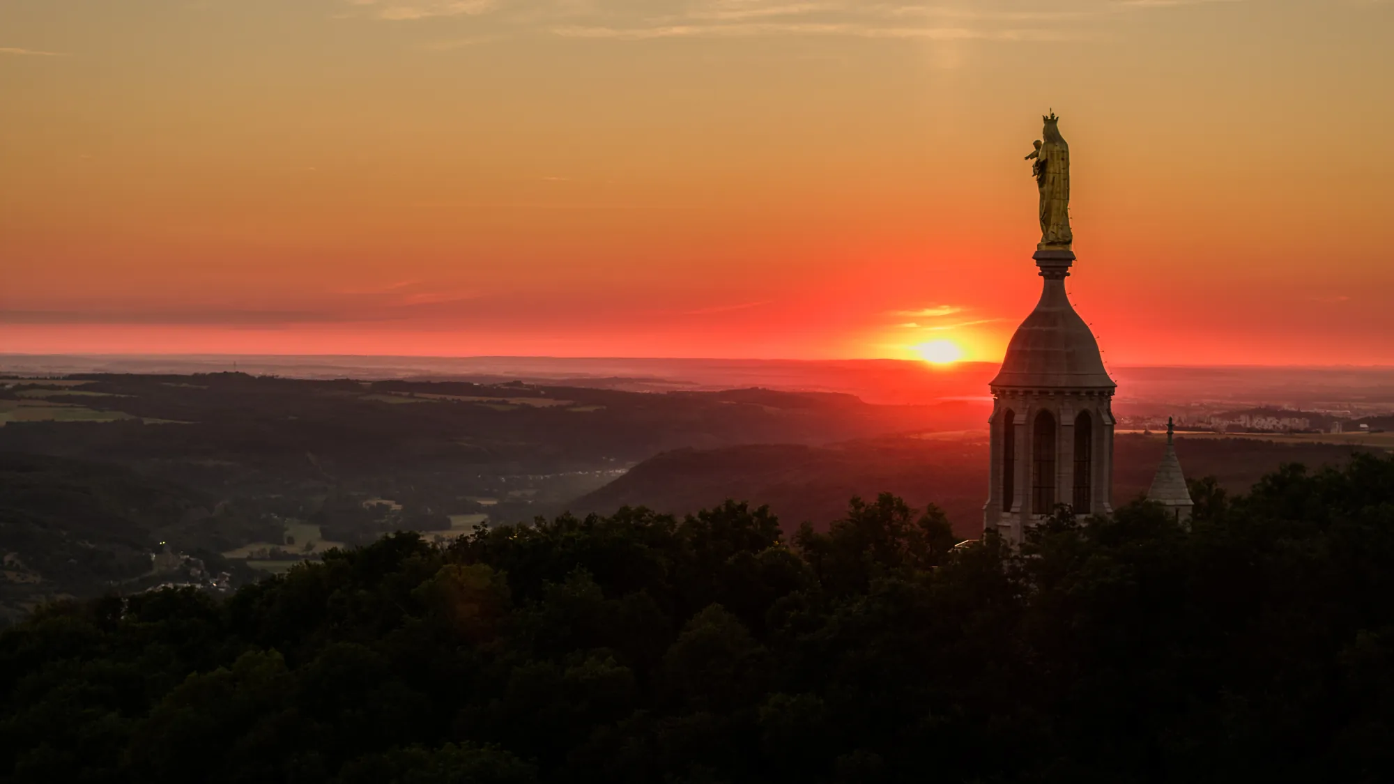 Lever de soleil sur un monument, vue drone